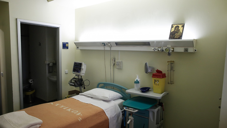 Η Περιφέρεια Αττικής προμηθεύει τα νοσοκομεία με αναπνευστήρες και κρεβάτια ΜΕΘ και ΜΑΦ